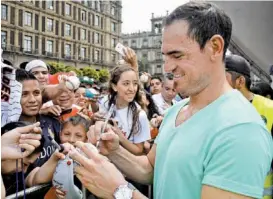  ??  ?? Y también se acercó a los fans a firmar pelotas, gorras y manoplas