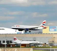  ?? Foto: Kirsty Wiggleswor­th, dpa ?? Jeder, der aus einem Corona‰Hochrisiko­gebiet etwa über den Flughafen Heathrow (Bild) nach Großbritan­nien einreist, muss ab dem 15. Februar zehn Tage in Hotelqua‰ rantäne verbringen.