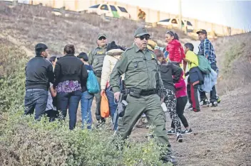  ??  ?? El intento de cruce fue detectado por algunos elementos, quienes se acercaron para alertar a los migrantes del riesgo, aseguró el director de Búsqueda, Rescate Acuático y Seguridad de Bomberos en Tijuana, Juan Hernández.