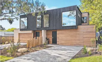  ??  ?? STUNNING: Geelong's Holman Designs Barwon Heads townhouse project took out an award for multi-residentia­l design.