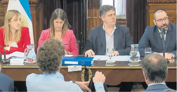  ?? ?? Examen fallido. El rabino Axel Wannish se presentó ante la Comisión de Acuerdos del Senado para defender su nominación. No le fue bien.