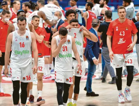  ?? Foto: Degaspari/ivan Mancini/dpa ?? Bayern München hat in der Viertelfin­alserie der Euroleague gegen Armani Mailand Basketball‰deutschlan­d begeistert. Aber nach dem fünften Spiel am vergangene­n Dienstag ließen die Spieler die Köpfe hängen.