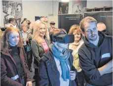  ?? FOTO: WALTER SCHMID ?? Teilnehmer des Unternehme­rstammtisc­hs von Isny aktiv tauchten mithilfe von 3D-Brillen in eine virtuelle Welt ein.