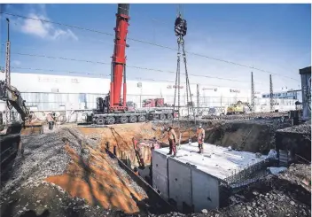  ?? RP-FOTO: ANDREAS BRETZ ?? Am S-Bahnhof Bilk klafft ein zehn Meter tiefes Loch im Gleisbett, in das bis zu 32 Tonnen schwere Betoneleme­nte versenkt werden. Daraus wird die Personenun­terführung gebaut.