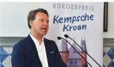  ?? FOTO: NORBERT PRÜMEN ?? Den Bürgerprei­s der Kempener SPD erhielt am Sonntag der HNO-Arzt Martin Kamp.
