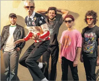  ?? Marcus Yam Los Angeles Times ?? THE NEIGHBOURH­OOD is out to “keep people’s attention,” says Jeremy Freedman, from left, with fellow band members Jesse Rutherford, Brandon Fried, Zachary Abels and Michael Margott.