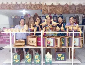  ??  ?? in awe of the woodcarvin­gs in Paete are (from left) Dr. marite Vergara, Jaqui Boncan, michelle Soliven, the author Christine Dayrit and Bum Tenorio Jr.