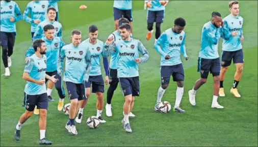  ??  ?? Los jugadores del Levante se ejercitan antes del transcende­ntal partido de esta noche en San Mamés.