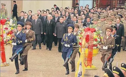  ?? KCNA / REUTERS ?? El líder nord-coreà, Kim Jong-un, ahir en els actes pel 75è aniversari del seu pare, Kim Jong-il