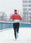  ?? FOTO: ZACHARIE SCHEURER/DPA ?? Warm eingepackt, aber bitte nicht zu warm: Wer im Winter beim Laufen zu viel schwitzt, dem wird danach ordentlich kalt.
