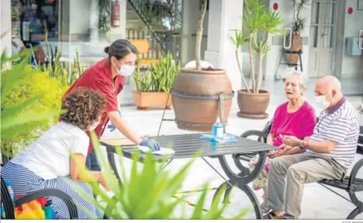 ?? JESÚS MARÍN ?? Dos ancianos reciben la visita de una familiar en una residencia de Cádiz.