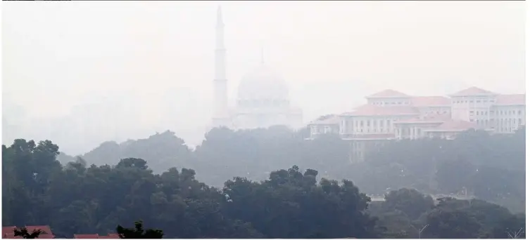  ?? — SHAFWAN ZAIDON/The Star ?? The Putrajaya mosque and other buildings are barely visible through the smog in this filepic from last year.