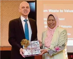  ?? (Foto BERNAMA) ?? Zuraida menerima cenderahat­i daripada Duta Belanda ke Malaysia, Aart Jacobi pada Seminar Pengurusan Sisa Lestari, di Kuala Lumpur, semalam.