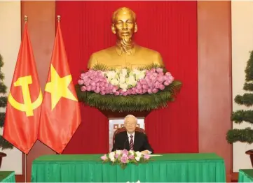  ??  ?? Le secrétaire général du PCV, Nguyên Phu Trong, lors de son entretien téléphoniq­ue avec le président sud-coréen Moon Jae-in.
Tri Dung/ VNA/CVN