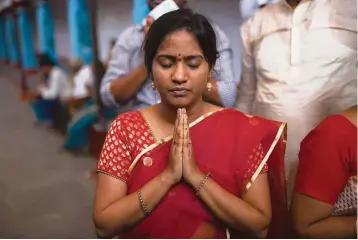  ?? Bernat Parera photos ?? The Chilkur Balaji Temple in Hyderabad, India, draws thousands who pray to obtain a U.S. work visa.