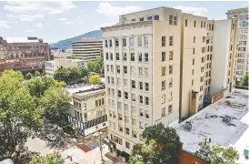  ?? STAFF PHOTOS BY DOUG STRICKLAND ?? A new hotel is proposed for the Chattanoog­a Bank Building but work hasn’t begun.