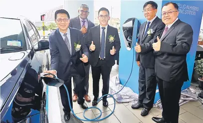  ??  ?? BERAYA BERSAMA: Mahat (duduk lapan kiri) dan Paulus bersama penduduk di Kampung Anak Bukit kelmarin. INISIATIF HIJAU: Julaihi (kiri) mengecas kenderaan elektrik di stesen mengecas BMW i-Wallbox pertama di CityOne Megamall, Kuching semalam. Turut...