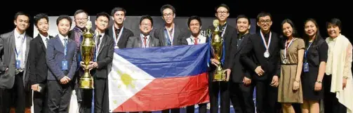  ?? —LANI BUAN-DE LEON ?? Ateneo High School debate contingent proudly hoists the Philippine flag at the end of the Hong Kong tournament. Ateneo de Manila High School is the reigning Asian champion team, crowned in Kuala Lumpur in June 2016.