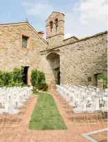  ?? ?? Clockwise: Couples can exchange vows amidst panoramic veiws; The medieval building lends a fairy-tale charms to all celebratio­ns here