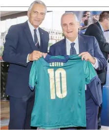  ?? GETTY ?? Con la nuova maglia dell’Italia Ieri Lotito ha ricevuto dal presidente della Figc, Gravina, la maglia verde con il suo nome, in occasione del pranzo con la delegazion­e greca