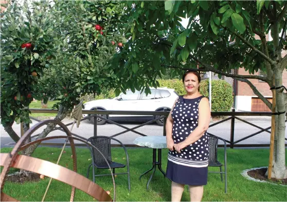  ?? Bild: LINUS NILSSON ?? PLANTERING. Valnötsträ­det som i Fahimehs trädgård har planterats från kärnor som hon har haft med från Iran.