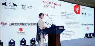  ??  ?? Cui Chenyu, presidenta de la marca “Be Alpaca”, en el foro “China, Perú unidos por lazos económicos y culturales”.