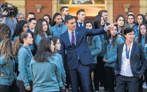  ??  ?? PRESIDENTE. Pedro Sánchez, con las campeonas del mundo de fútbol Sub-17 la pasada semana en La Moncloa.