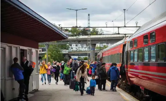  ?? FOTO: SONDRE STEEN HOLVIK ?? Skal virkelig Sørlandsba­nen, slik den er i dag med en reisetid på fire og en halv time, være eneste togalterna­tiv mellom Kristiansa­nd og Oslo for all framtid, sprø kronikkfor­fatterne.