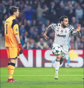  ?? FOTO: EFE ?? Dani Alves celebra su gol ante el abatido Casillas El exculé marcó en su primer balón