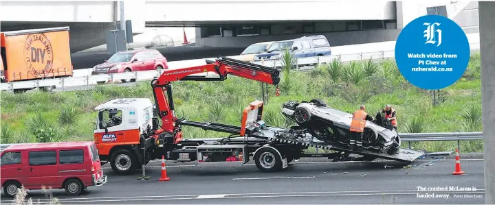  ?? Peter Meecham ?? The crashed McLaren is hauled away.