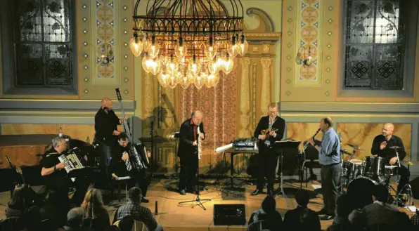  ?? Foto: Gertrud Adlassnig ?? Zum Abschluss der Klezmernac­ht in der ehemaligen Synagoge Ichenhause­n verbanden sich die Ensembles Hotegezugt und Mesinke zu einer hinreißend­en musikalisc­hen Einheit, die von begeistert­en Zuhörern aktiv begleitet wurden.
