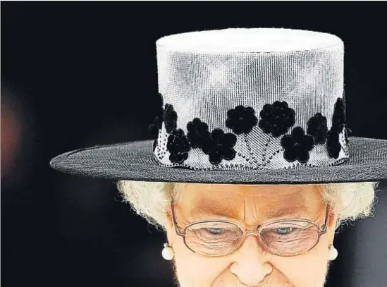  ??  ?? Isabel II, con uno de sus caracterís­ticos sombreros, en un acto en la catedral de San Pablo de Londres en el 2009