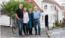  ?? TOMMY ELLINGSEN ?? Fire tidligere beboere i huset, fra venstre: Harald og Helen Hoff, Grete og Arnvid Lillehamme­r.