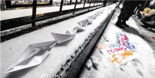  ?? BILD: SN/APA/AFP/S-SUPINSKY ?? Der etwas andere Protest: weiße Papierschi­ffe vor der russischen Botschaft in Kiew.