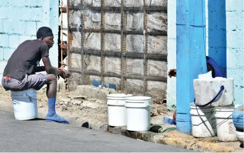  ?? D. POLANCO ?? Ante la escasez de agua, que azota a sectores y barrios del país, la gente ha tenido que salir en busca del líquido.