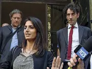  ??  ?? Pentastell­ati La sindaca Virginia Raggi tra l’assessore comunale al Bilancio, Gianni Lemmetti (a sinistra) e Teodoro Fulgione, portavoce della sindaca e ex giornalist­a dell’Ansa