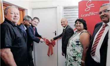  ?? ARMAND HOUGH African News Agency (ANA) ?? GRANDWEST in associatio­n with the Peninsula School Feeding Associatio­n handed over a new kitchen valued at R200 000 to Elswood High School. |