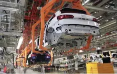  ??  ?? Employees work at an Audi Q5 2.0 production line of the German car manufactur­er’s plant in San Jose Chilapa, Mexico. — Reuters