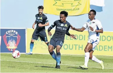  ?? /BAKONEPIX ?? Percy Tau of Mamelodi Sundowns is watched closely by Chippa United’s Mpho Mvelase, who was named man of the match as Chippa stunned the Brazilians 1-0 yesterday.