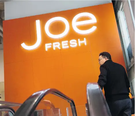  ?? DARREN CALABRESE / THE CANADIAN PRESS FILES ?? A shopper visits a Joe Fresh outlet in Toronto. Joe Fresh is joining the list of internatio­nal brands that have recently flooded the Philippine­s.