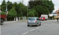  ?? Archivfoto: Elisa Glöckner ?? Nächste Woche wird die marode Decksicht der Aichacher Straße erneuert. Die AVVBusse müssen eine Umleitung fahren.