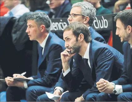  ?? FOTO: EFE ?? Caras de circunstan­cias en el banquillo. La derrota en Valencia compica más la situación del Barça en la Euroliga