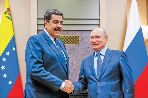  ??  ?? ALIADOS. NICOLÁS MADURO SALUDA AL LÍDER RUSO, VLADIMIR PUTIN, DURANTE UNO DE SUS MÚLTIPLES ENCUENTROS.