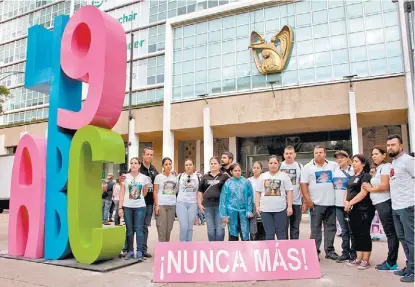  ?? JAVIER GARCÍA ?? Familiares de los menores colocaron el pasado lunes un monumento frente a las oficinas del IMSS.