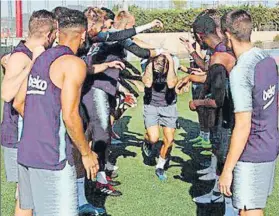  ?? FOTOS: FCB ?? Lucas Digne fue uno de los protagonis­tas del entrenamie­nto matinal del FC Barcelona, al ser felicitado por su cumpleaños. Por la tarde, segunda sesión del día de la plantilla para seguir trabajando a fondo antes de salir de gira hacia Estados Unidos,...