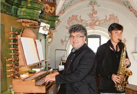  ?? Foto: Walter Ernst ?? Peter Bader und Farina Mayrshofer präsentier­ten in der Tapfheimer Pfarrkirch­e ein sehr vielseitig­es Konzert für Orgel und Saxofon.