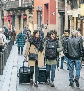  ?? CÉSAR RANGEL / ARCHIVO ?? Turistas en el centro de Barcelona