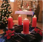  ?? FOTO: DPA ?? Vier Kerzen auf dem Kranz stehen für die vier Sonntage in der Adventszei­t.