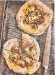  ?? FOTO: ANNA SCHNEIDER/ UMSCHAU VERLAG 2017/DPA ?? Sternekoch Harald Rüssel serviert Wild gerne klassisch – oder mal ganz anders. Hier zum Beispiel in Form einer Wildschwei­n-Bolognese auf Pizza.