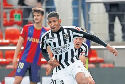  ?? ?? Igor Formiga festejou efusivamen­te o golo marcado em Chaves, já em cima do apito final